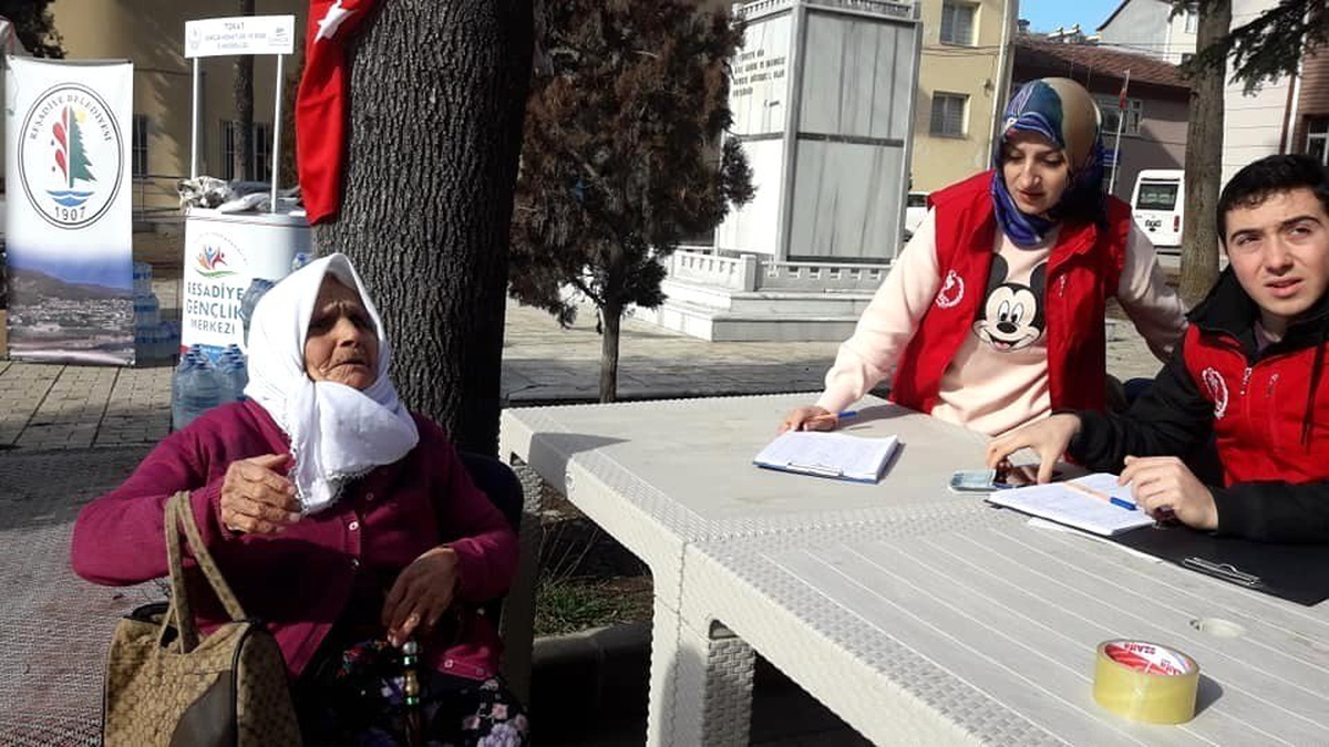 Hayriye Nine\'den depremzedelere anlamlı destek