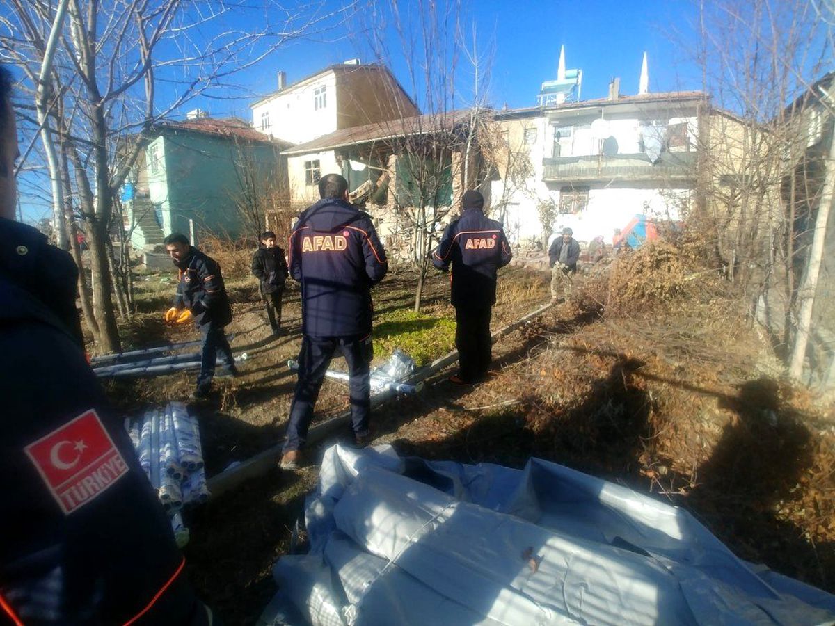 Iğdır\'dan Elazığ\'a sevk edilen ekipler canla başla çalışıyor