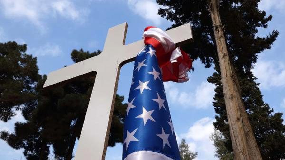 İran, eski ABD Büyükelçiliğinin avlusunda sembolik mezarlık kurdu