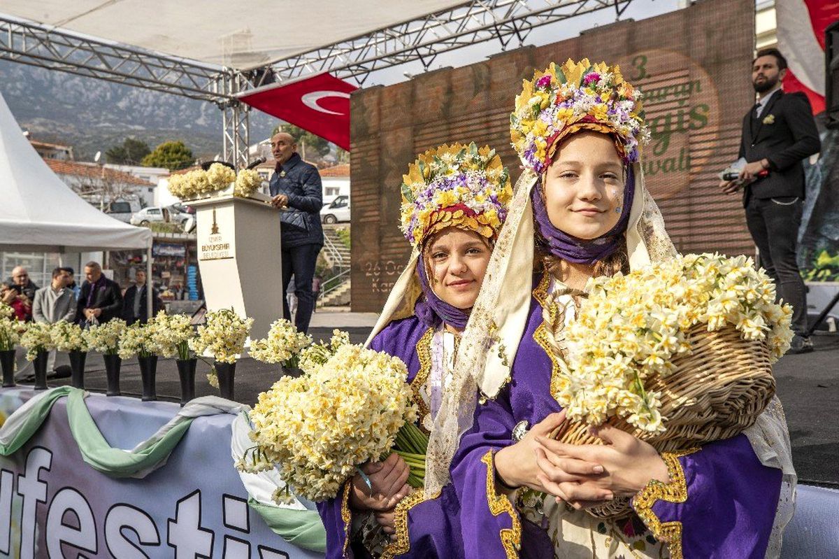 Karaburun sokakları nergis koktu