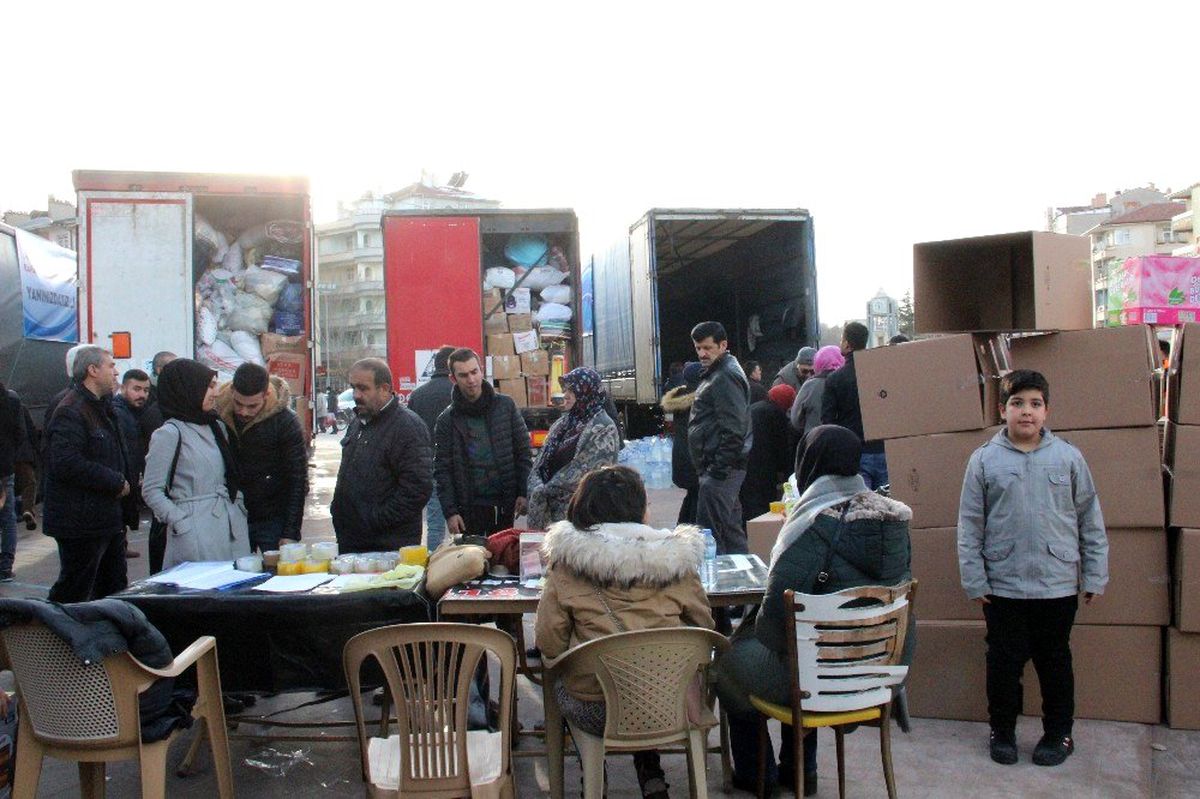 Karaman\'da Elazığ ve Malatya\'ya 4 tır dolusu yardım