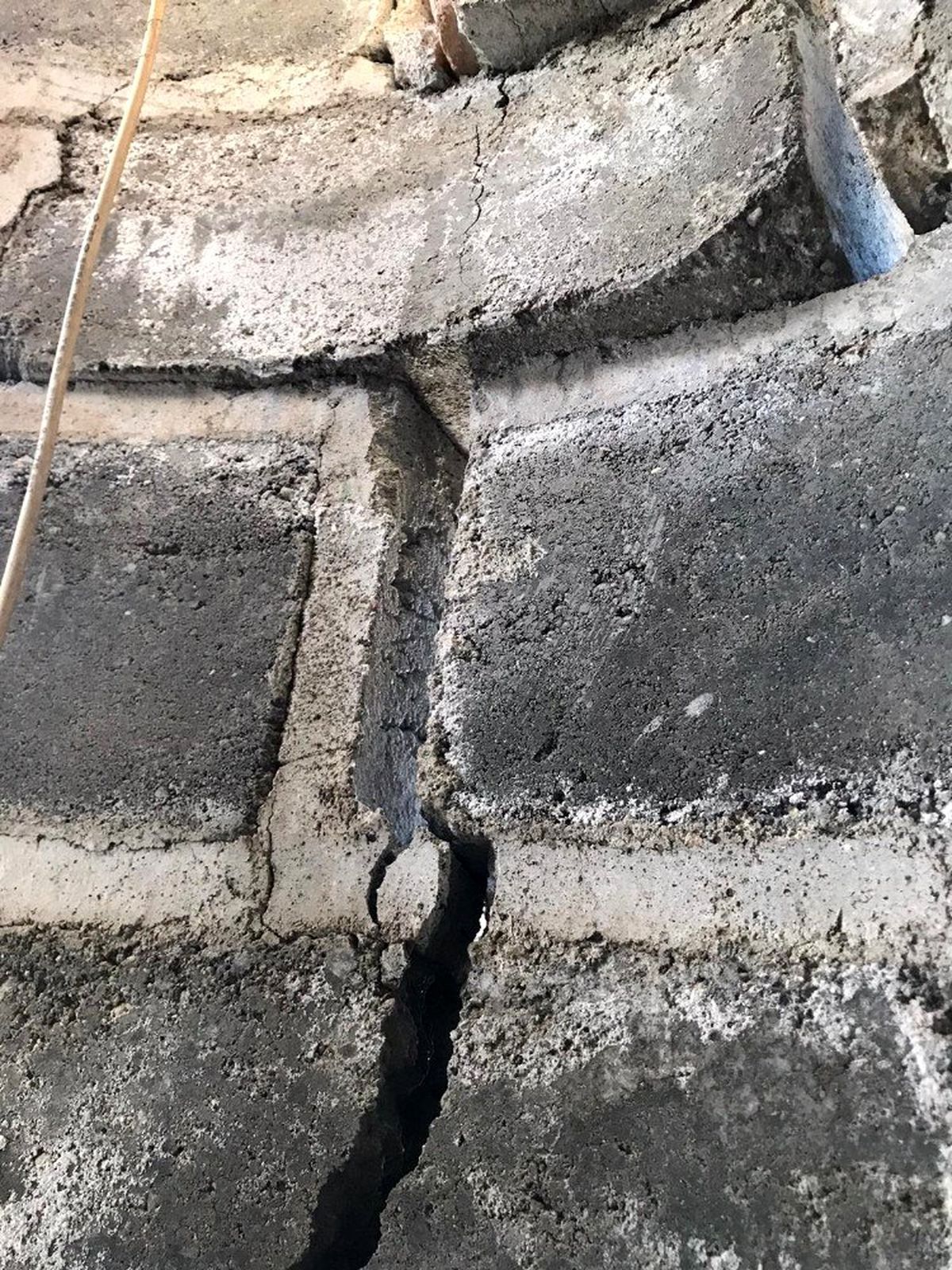 Kırkağaç\'ta depremde hasar gören cami minaresi kontrollü şekilde yıkıldı