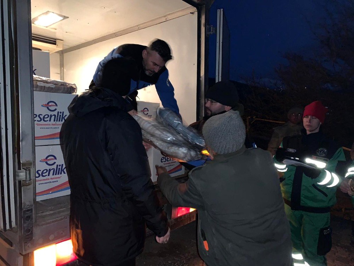 Kocaeli Büyükşehir Belediyesi ekipleri deprem bölgesinde yaraları sarıyor