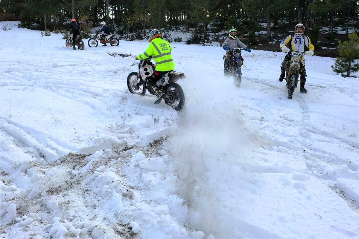Kütahya\'da enduro motosiklet tutkunları karlı zeminde sürüş yaptı