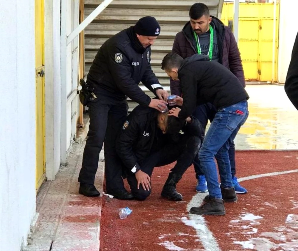 Kütahya\'da olaylı maç, bir polis memuru başından yaralandı