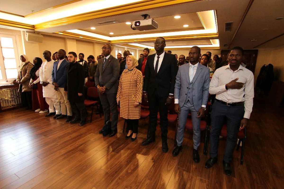 Mali\'li Öğrenciler depremde yaşamını yitirenleri andı