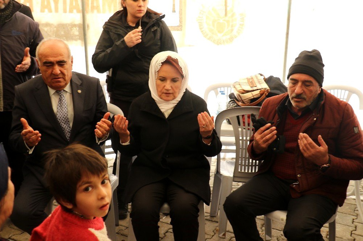 Meral Akşener\'den depremde ölenlerin yakınlarına taziye ziyareti
