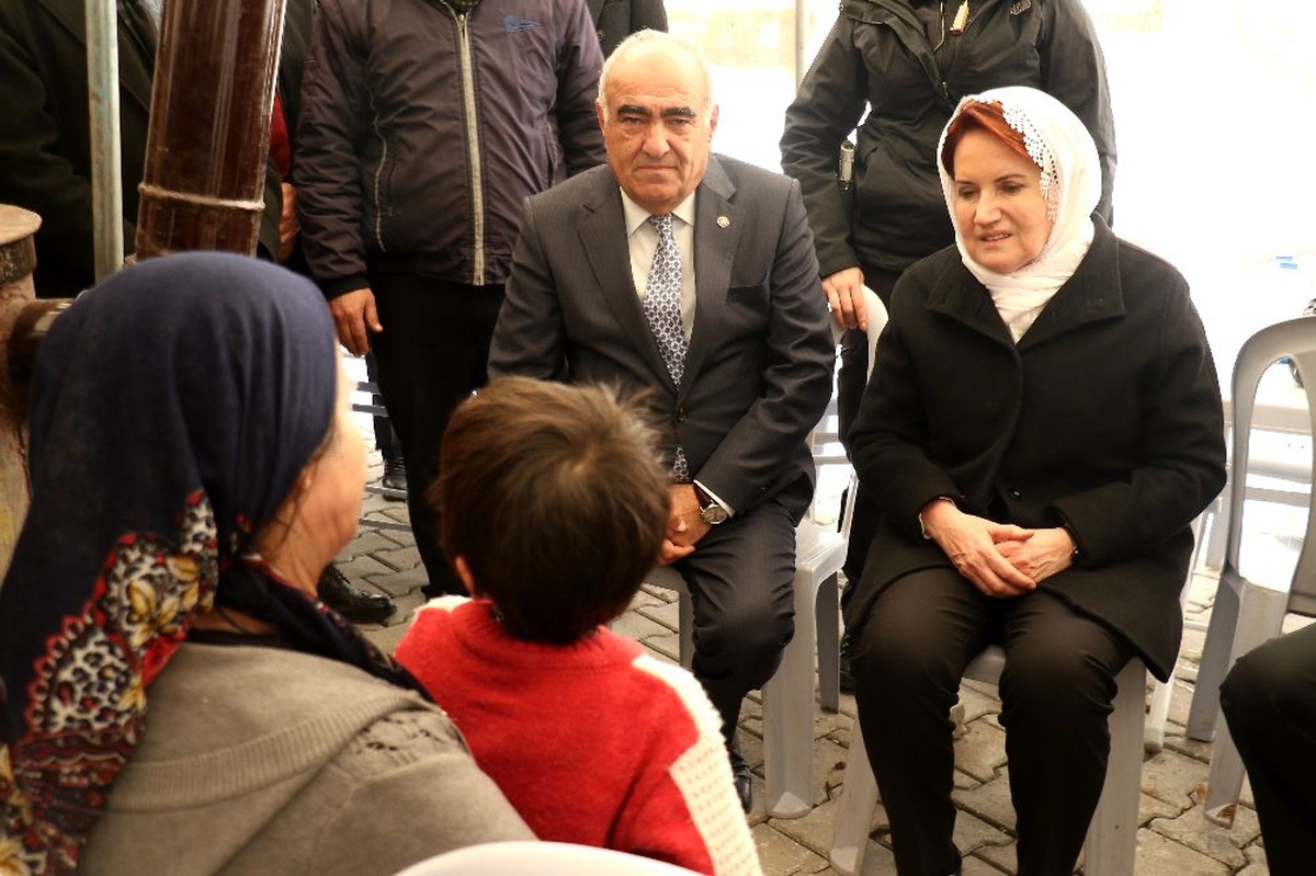 Meral Akşener\'den depremde ölenlerin yakınlarına taziye ziyareti