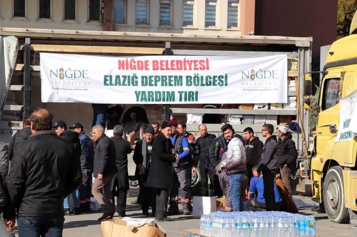 Niğde\'den deprem bölgesine 8 tır yardım