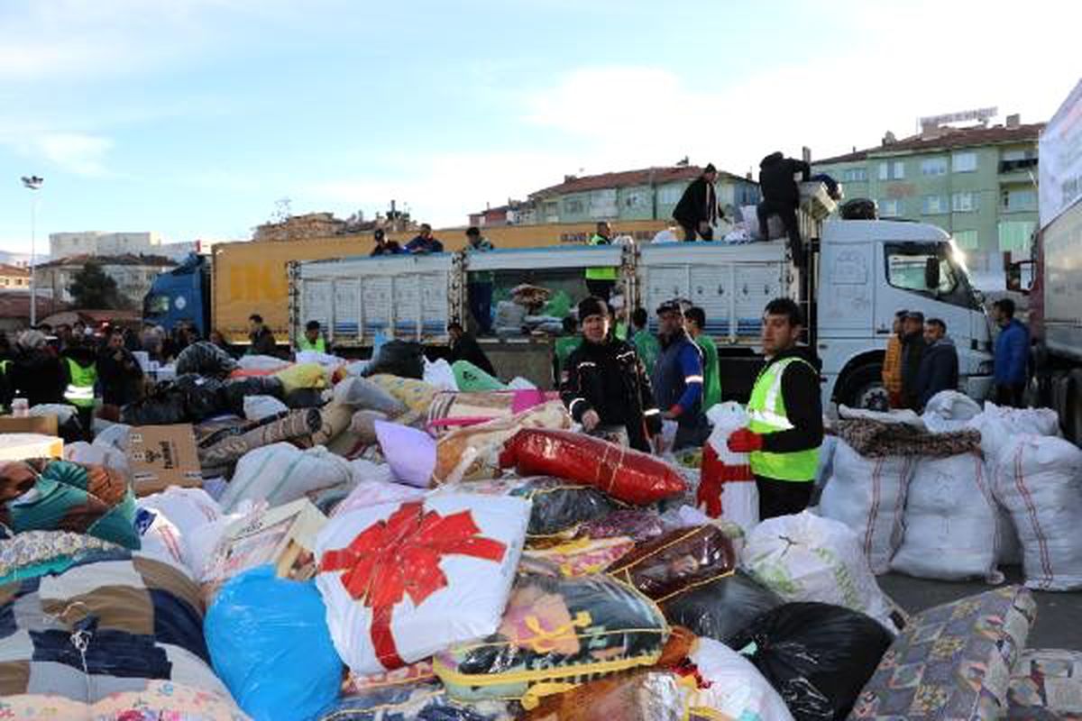 Niğde\'den Elazığ\'a 8 TIR yardım