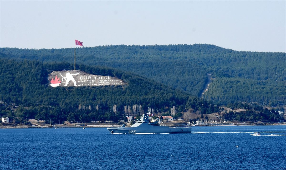 Rus askeri gemisi Çanakkale Boğazı\'ndan geçti