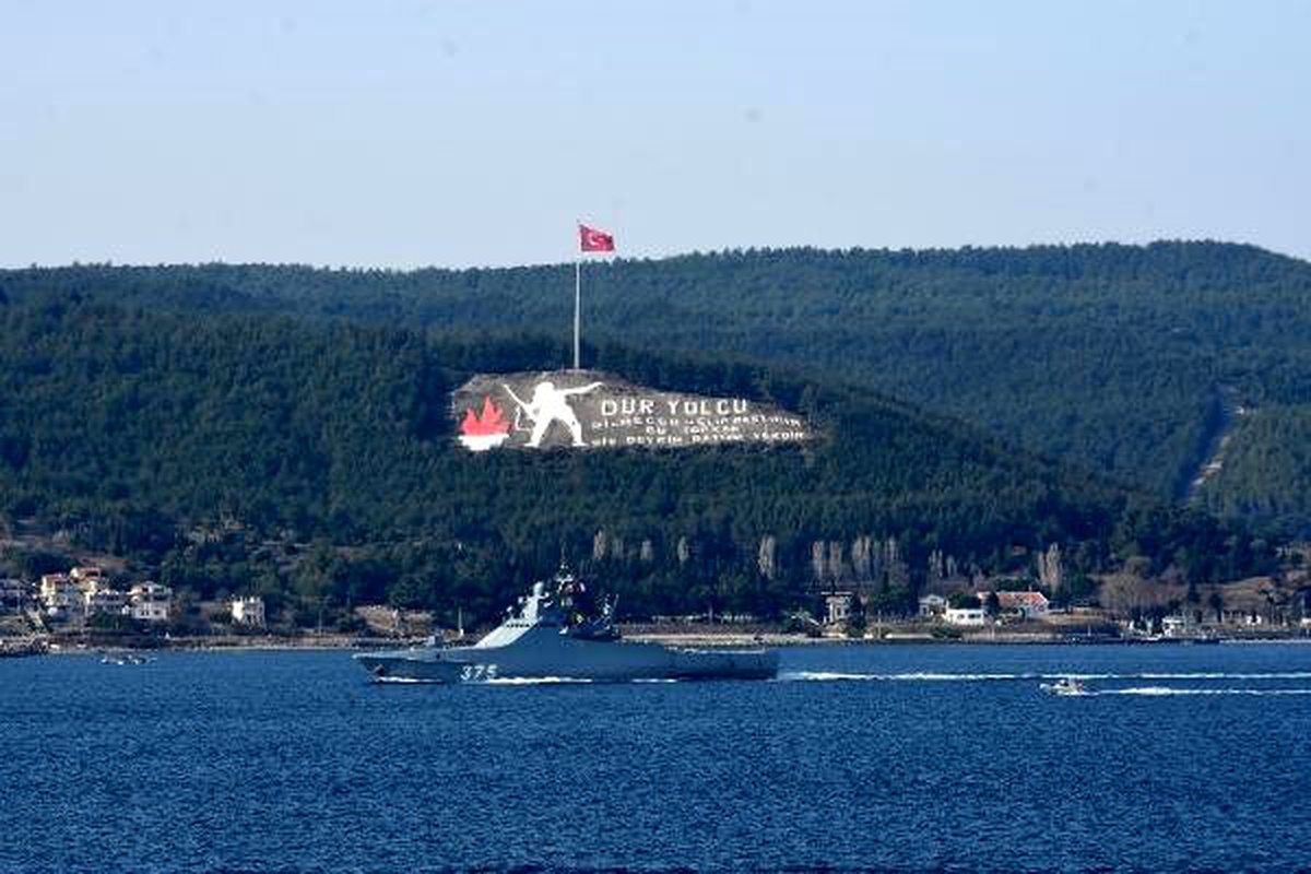 Rus savaş gemisi, Çanakkale Boğazı\'ndan geçti