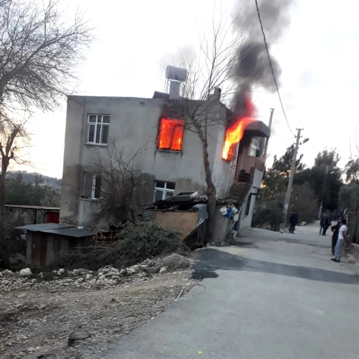 Sobadan çıkan kıvılcım evi yaktı