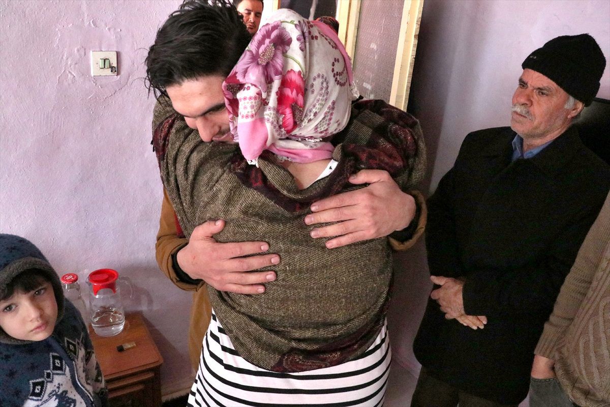 Suriyeli gencin enkazdan kurtardığı çiftle buluşmasına AA ekipleri tanıklık etti