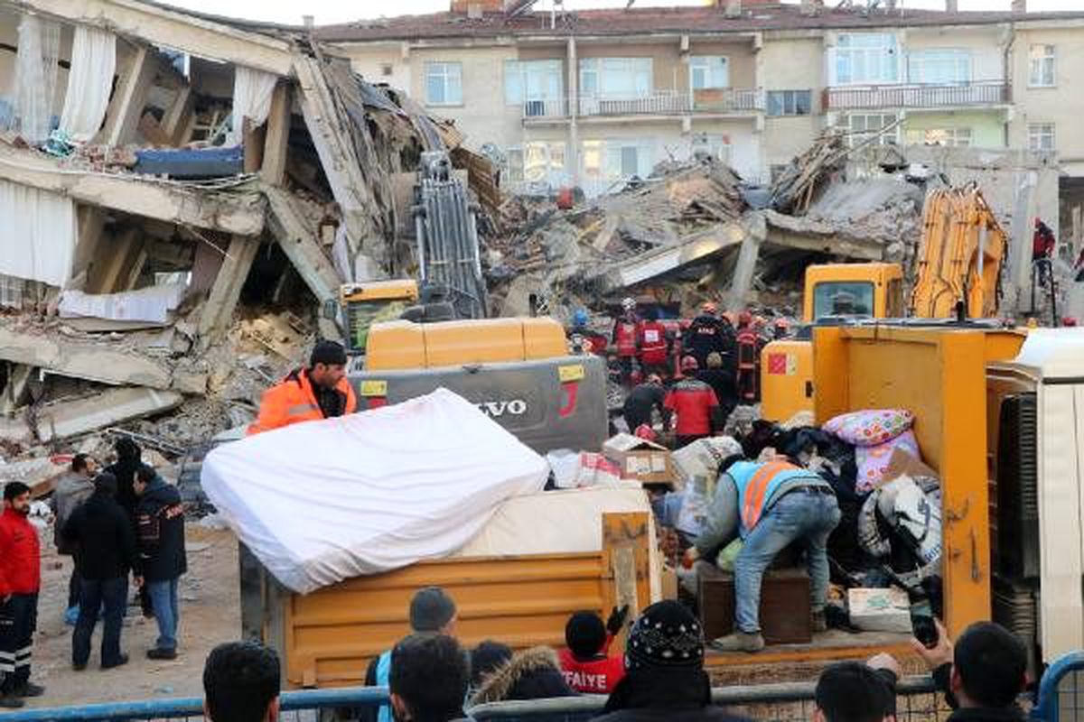 Sürsürü Mahallesi\'nde yana çöken bina yine sallandı