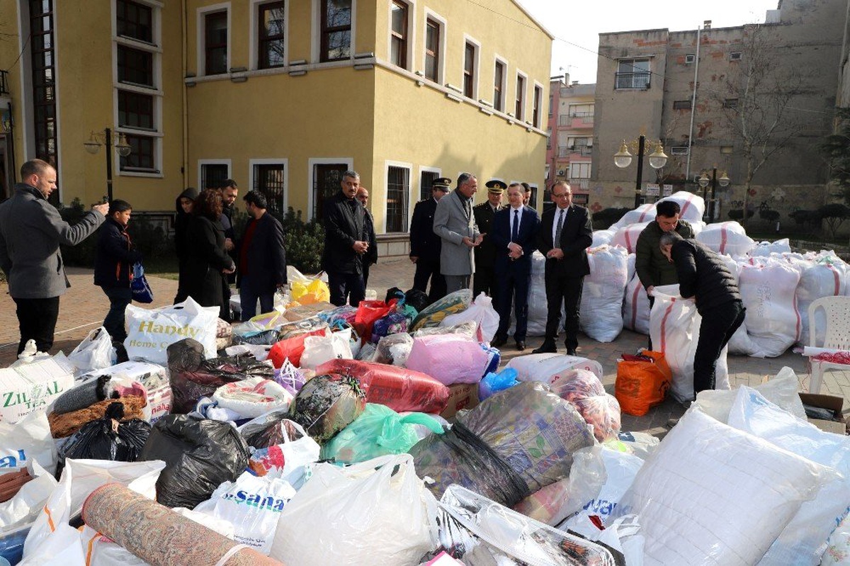 Turgutlu\'da depremzedeler için 24 saatte iki tır dolusu yardım toplandı