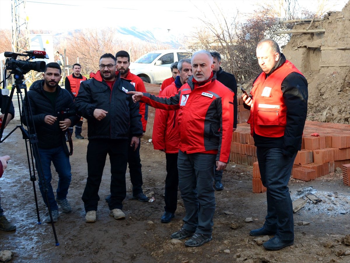 Türk Kızılay depremzedelerin yaralarını sarıyor