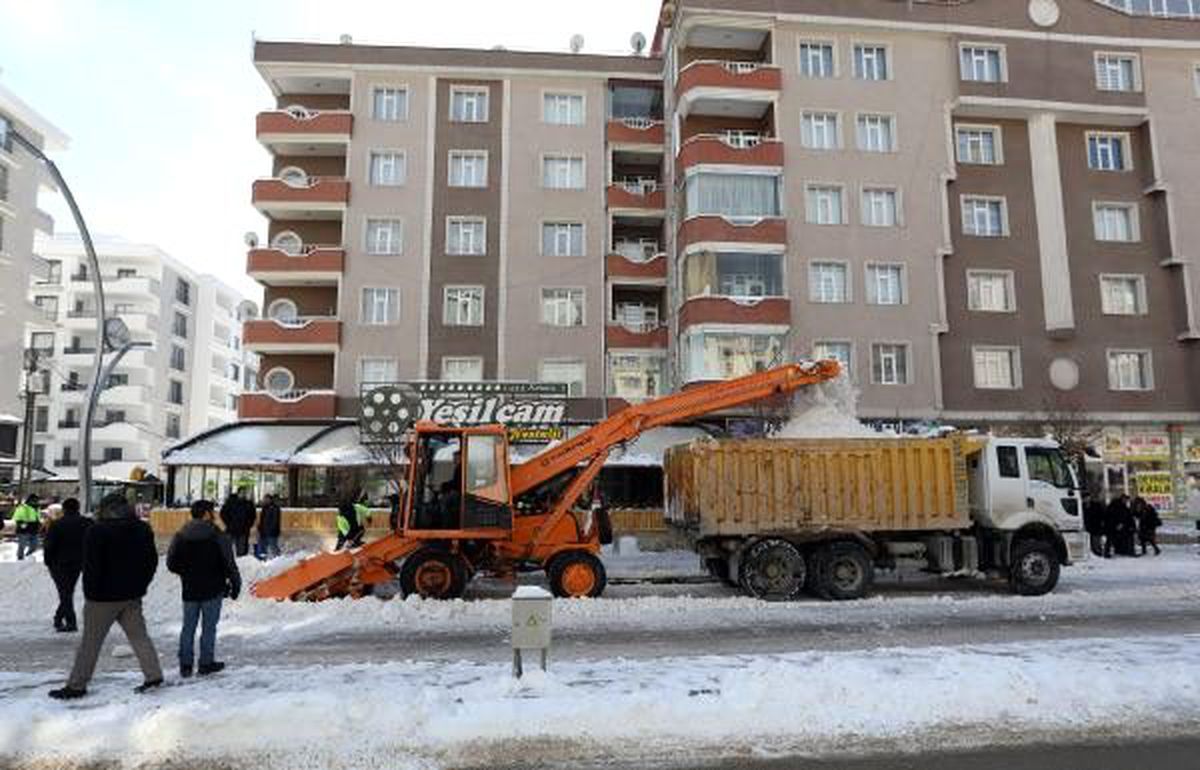 Van\'da karla mücadele; Rus yapımı kar toplama aracı \'Amkodor 37\' kullanıldı