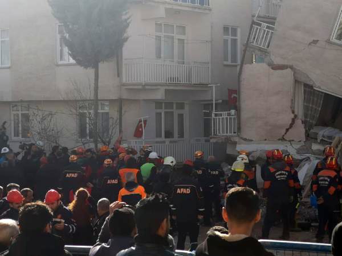 Yan yatan bina, Bakan Kurum yanından geçtiği sırada sallandı