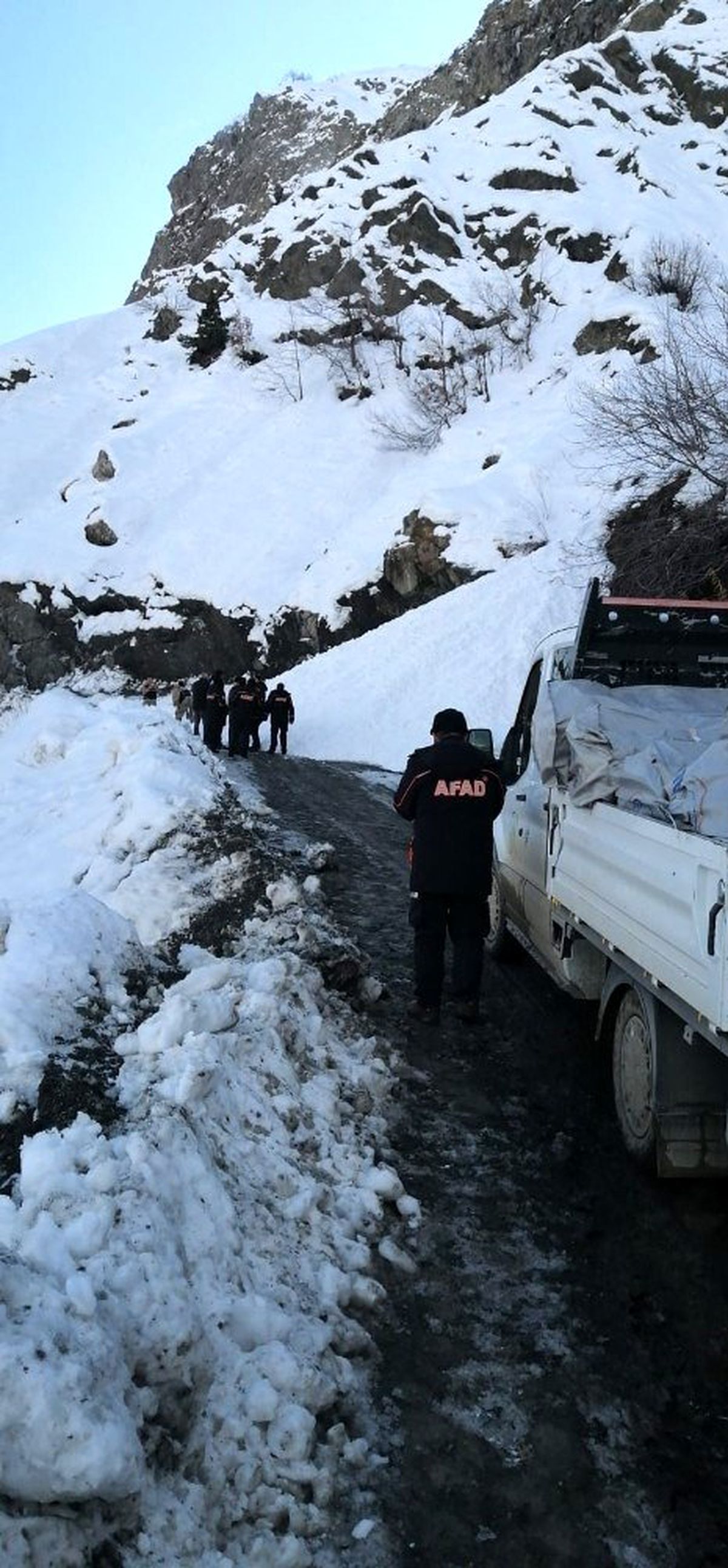 Yardım konvoyuna çığ engeli