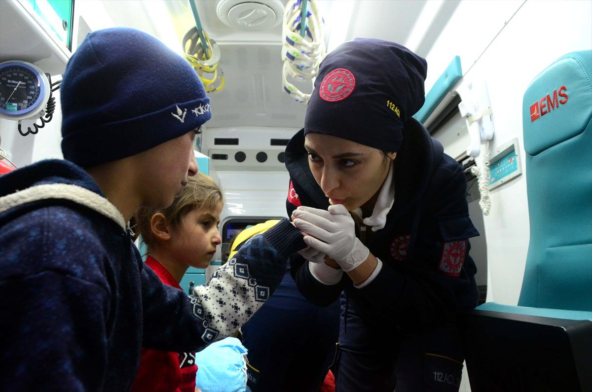 Yolu kardan kapanan köyde rahatsızlanan 6 çocuk, 9 saatte hastaneye götürüldü
