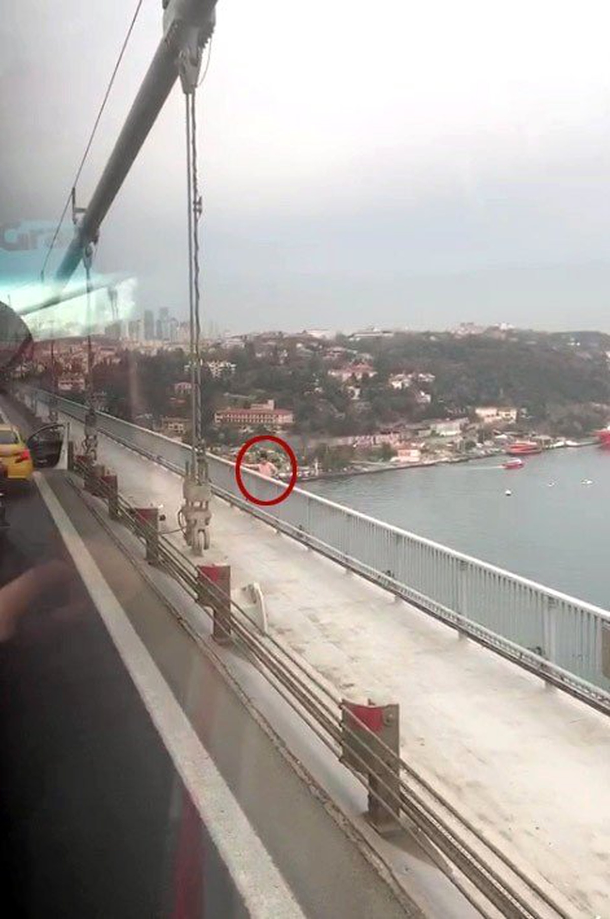 15 Temmuz Şehitler Köprüsü\'ne çıkan şahsın atlama anı ortaya çıktı
