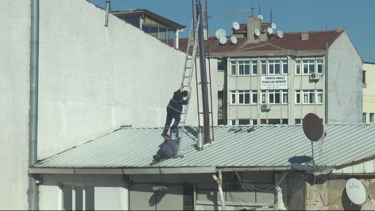 3 katlı binanın tepesinde yürekleri ağza getiren anlar