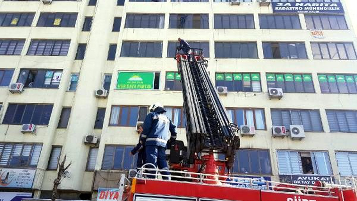 6\'ncı katta intihara kalkıştı, polis ikna etti