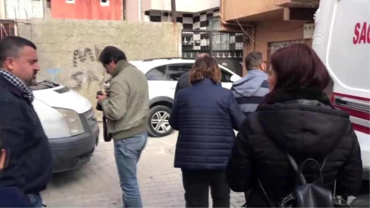 Adana\'da 40 günlük bebek kundağına bırakılan notla bir evin önünde bulundu