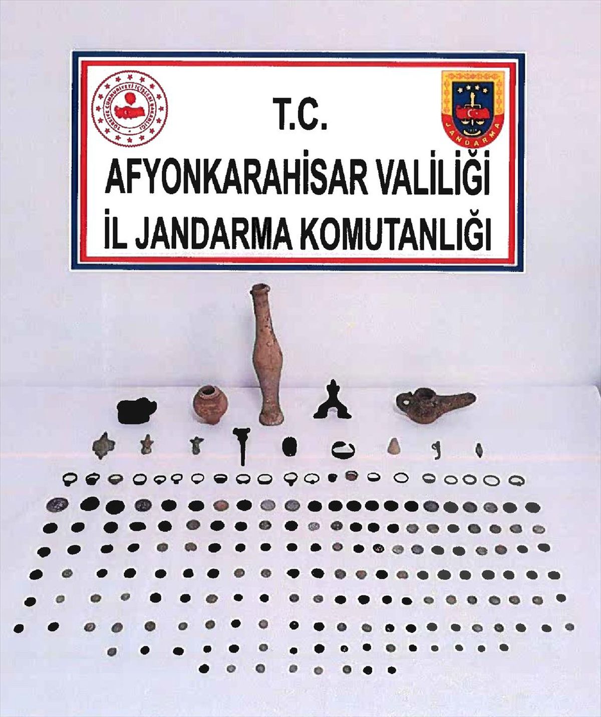 Afyonkarahisar\'da 156 sikke, obje ve toprak figürler ele geçirildi