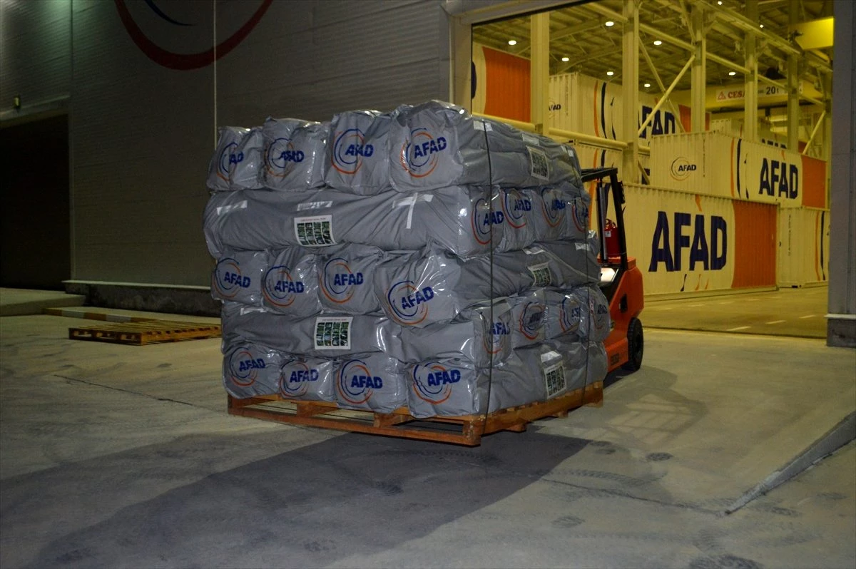 Afyonkarahisar\'dan deprem bölgesine 18 tır yardım malzemesi gönderildi