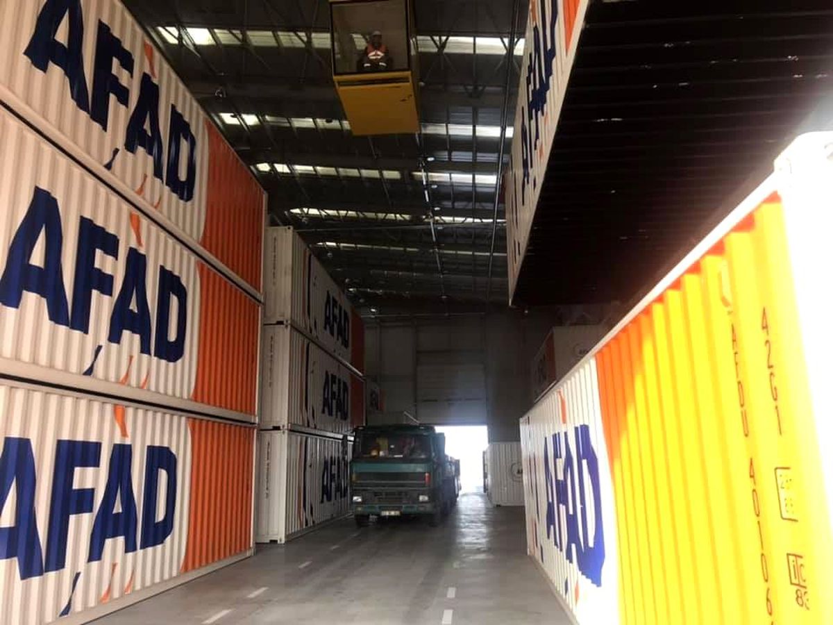 Afyonkarahisar\'dan Elazığ\'a 16 tır çadır gönderildi