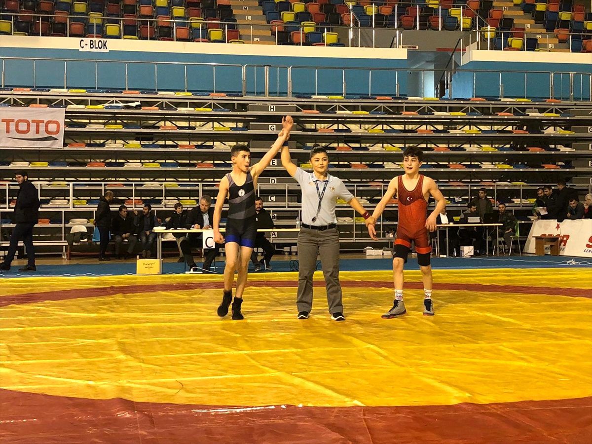Ağrılı sporcunun güreş başarısı