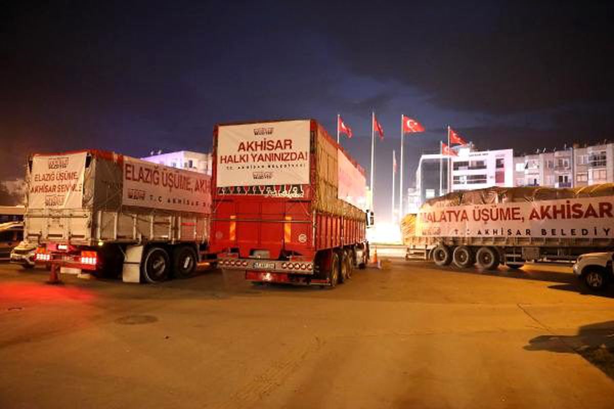 Akhisar Belediyesi\'nin 3 araçlık yardımı Elazığ ve Malatya\'ya gönderildi