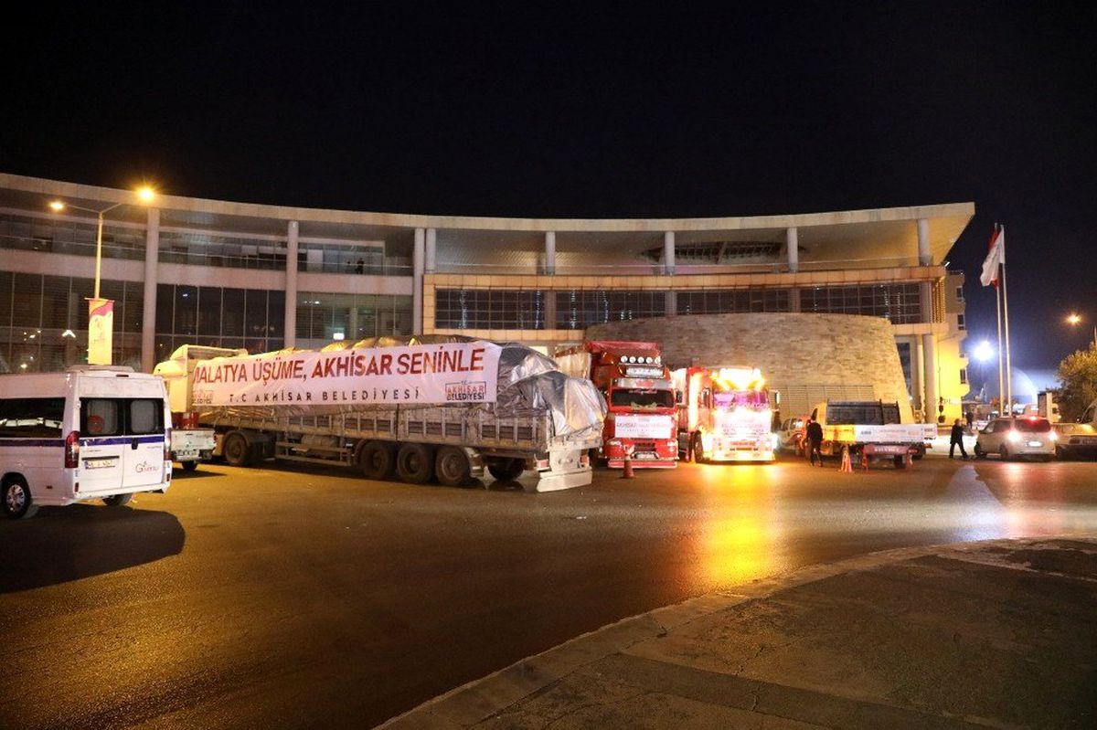 Akhisar Belediyesi\'nin yardım araçları yola çıktı