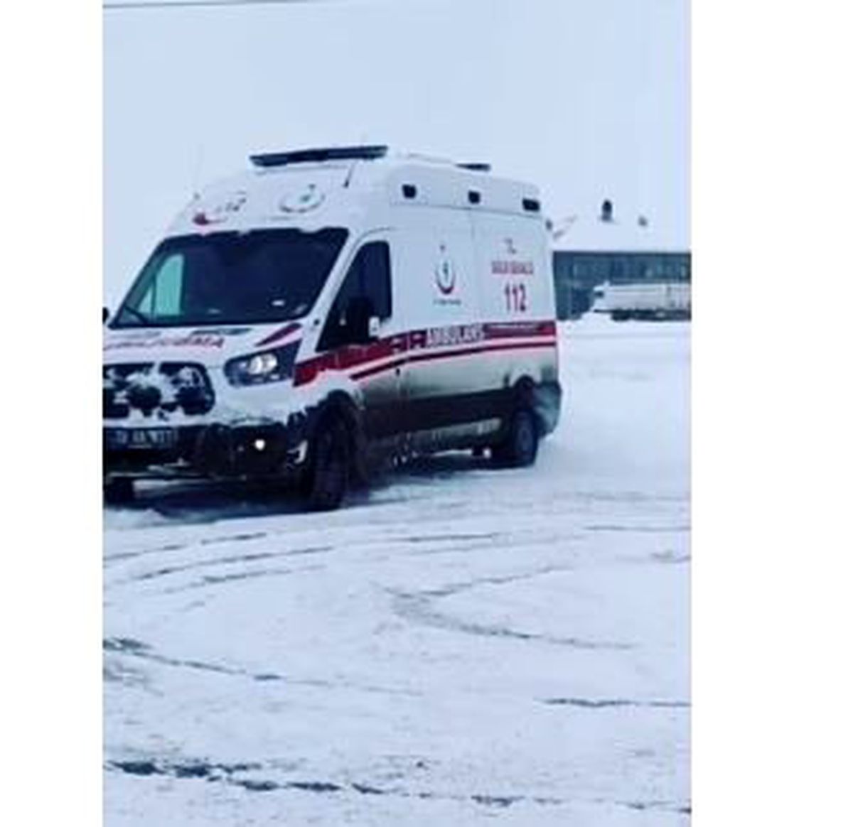 Ambulansla karlı zeminde drift