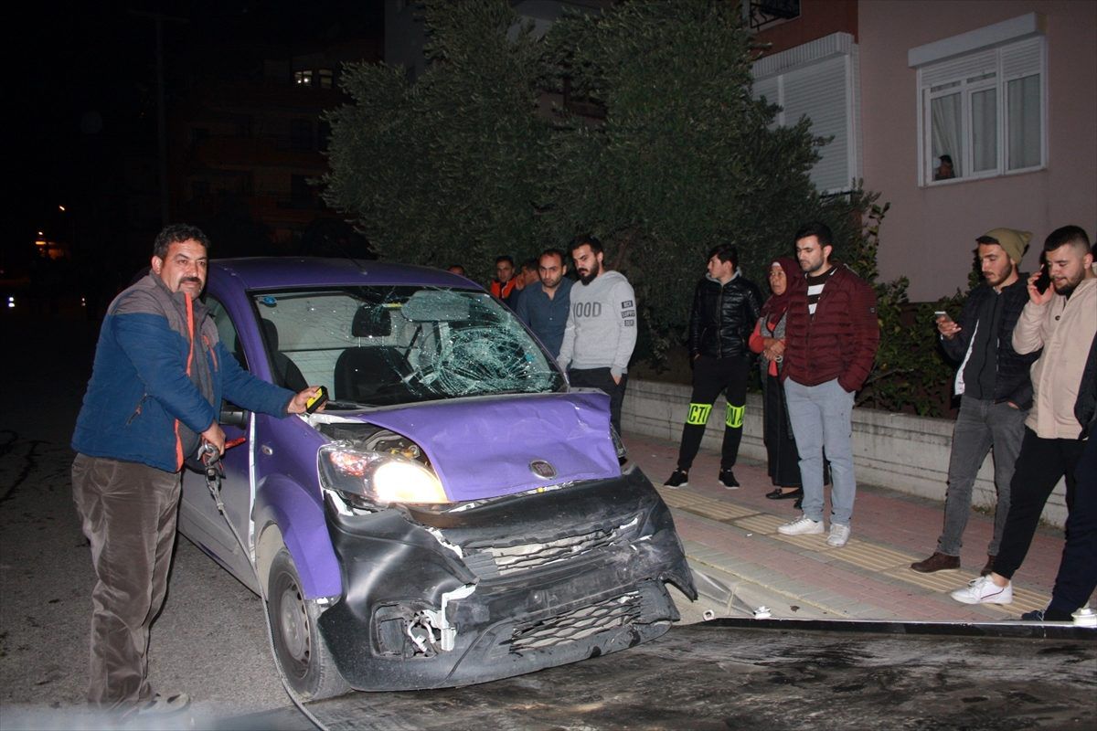 Antalya\'da hafif ticari araçla çarpışan motosikletin sürücüsü öldü