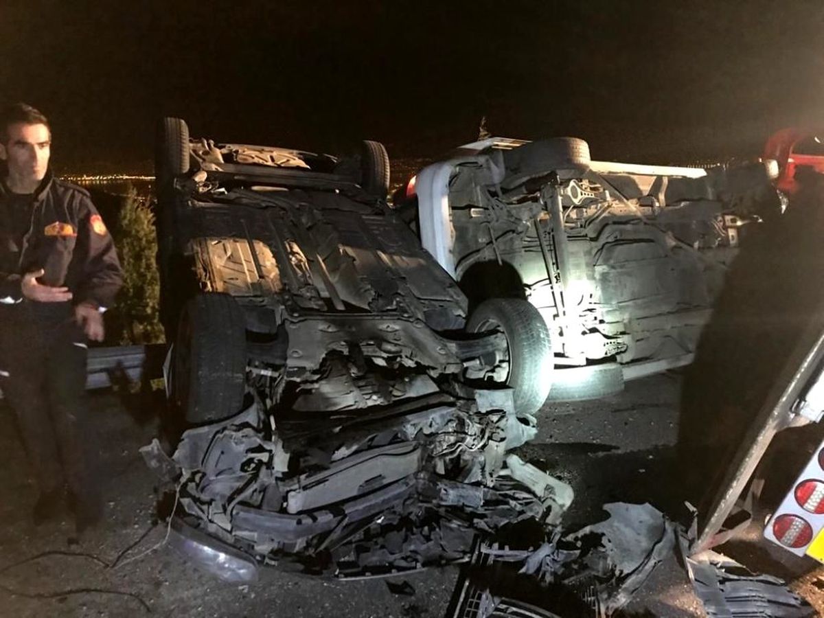 Arızalanan 2 otomobili taşıyan çekici devrildi: 2 ölü, 6 yaralı