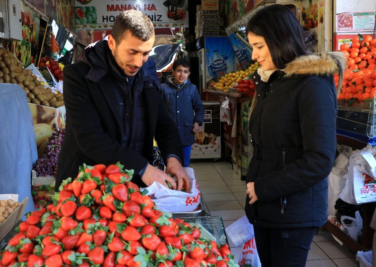 Aşeren kadınların eşleri soluğu bu manavda alıyor