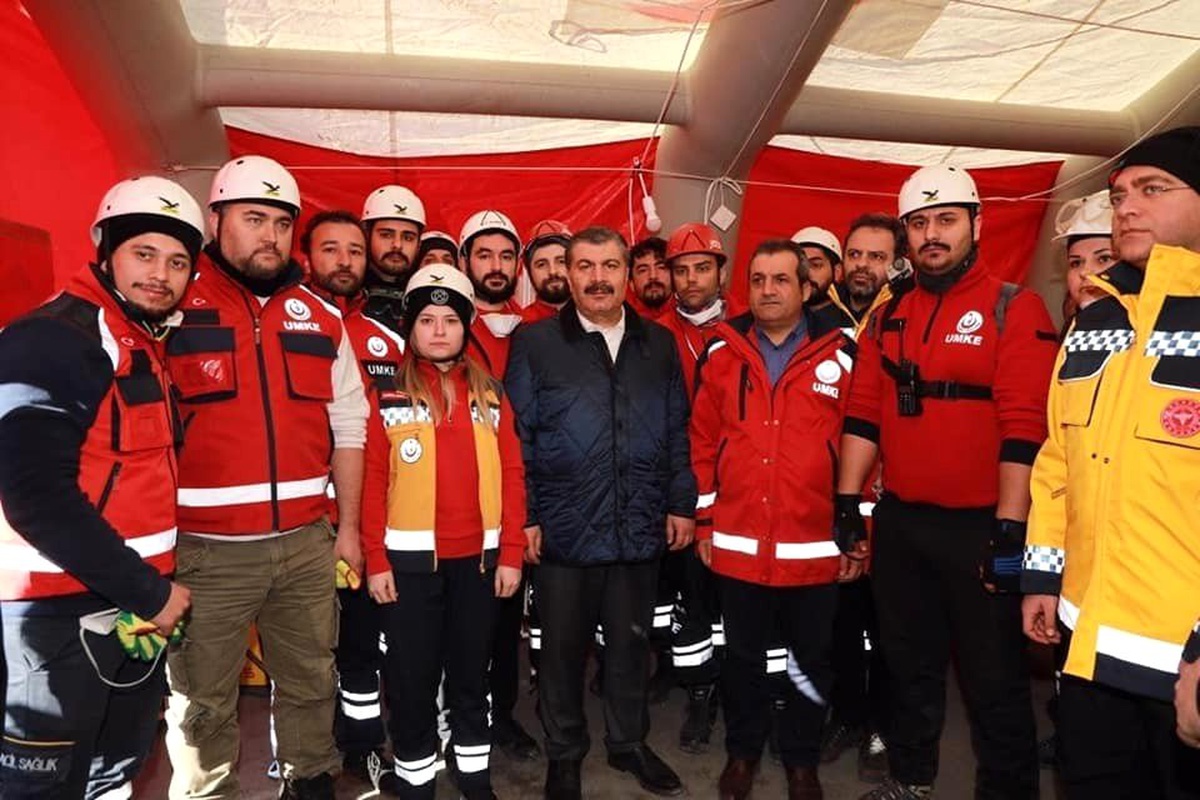 Bakan Koca, Elazığ\'daki Kırklareli UMKE ekibinin çalışmalarını inceledi