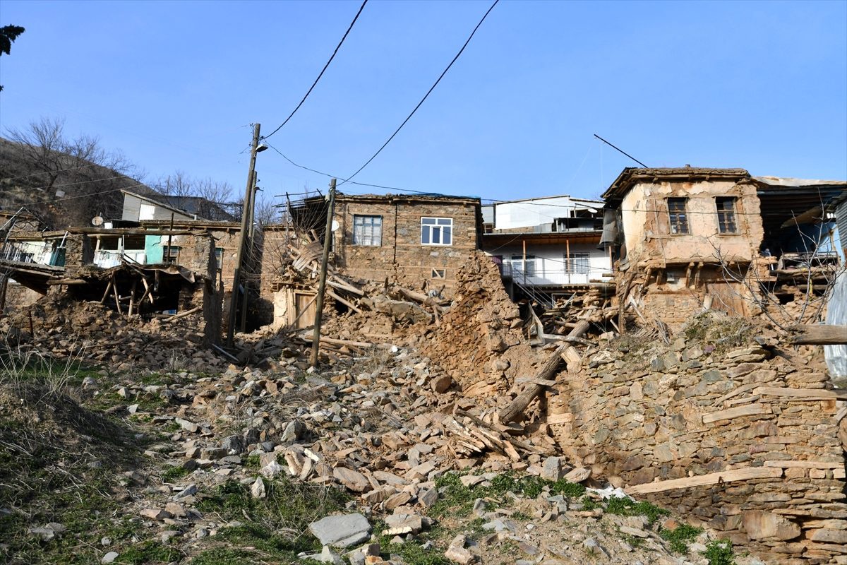 Bakan Kurum depremin vurduğu Çevrimtaş köyünde inceleme yaptı