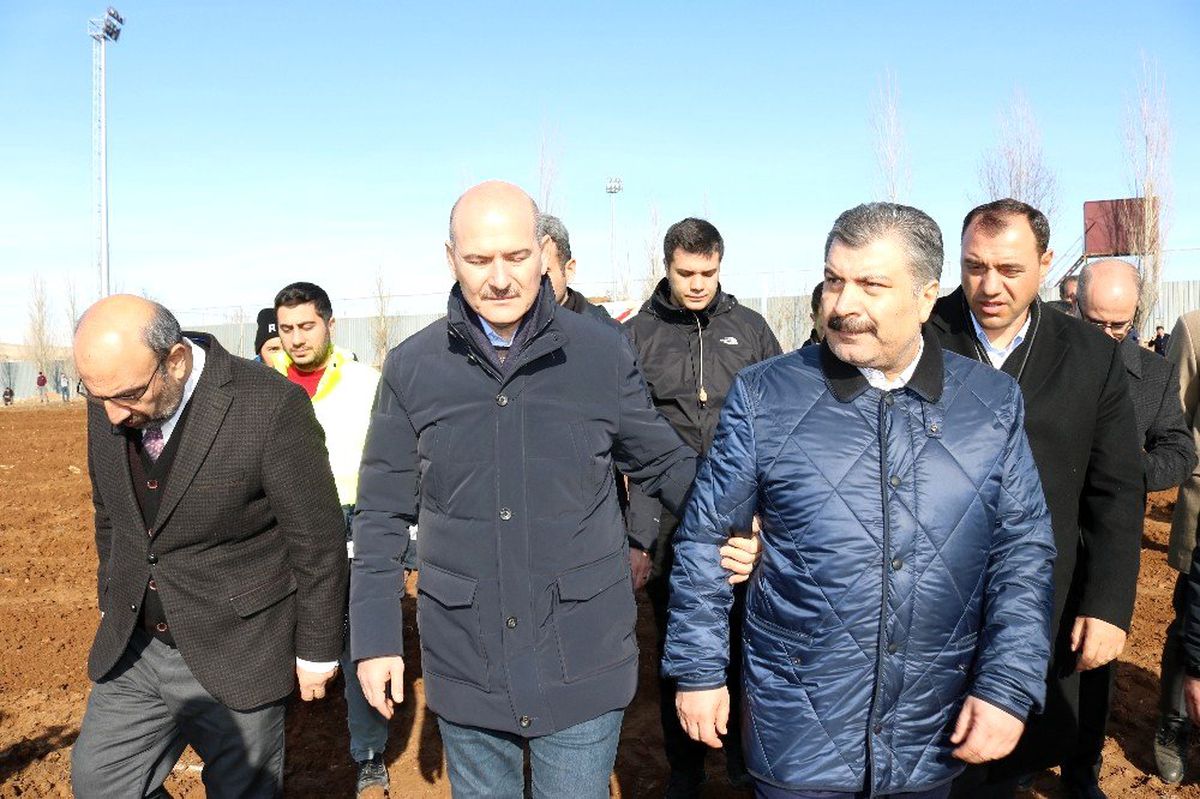 Bakanlar, konteyner kent yapılacak alanda incelemelerde bulundu