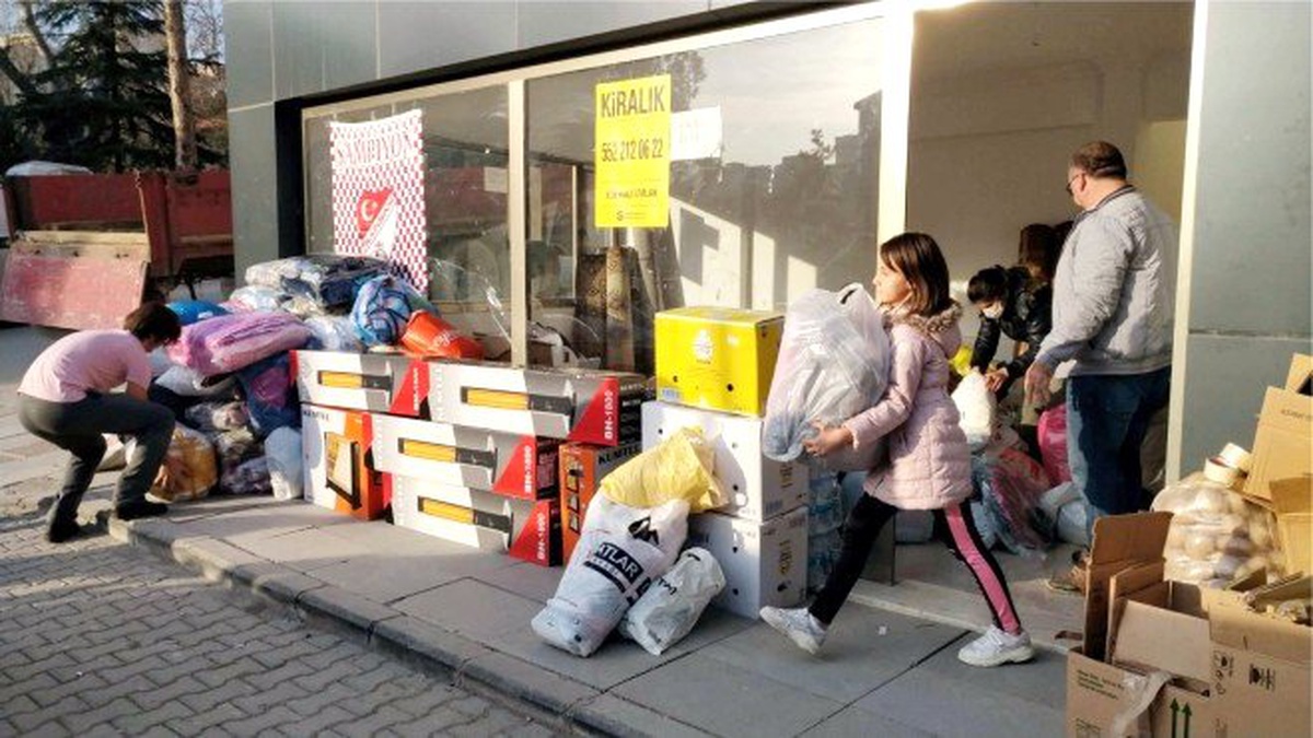 Bilecik\'ten Elazığ\'a 1 tır dolusu yardım malzemesi yola çıktı