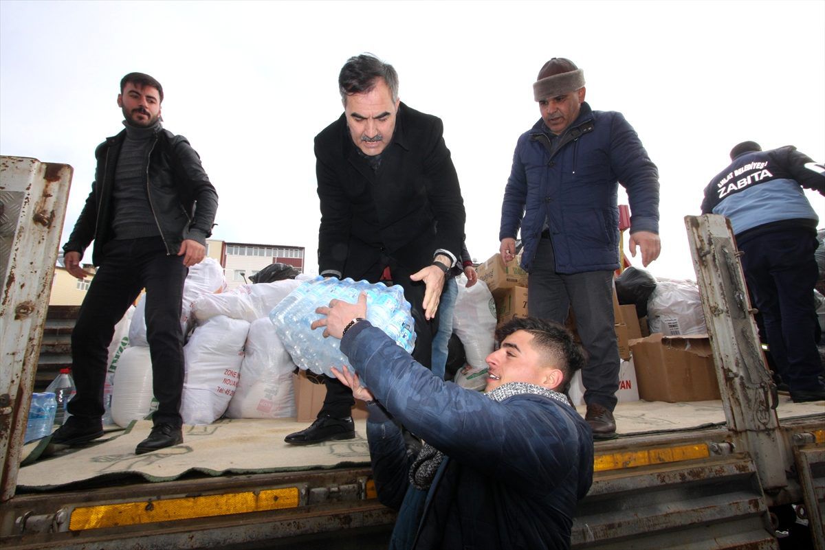 Bitlis\'ten depremzedelere yardım