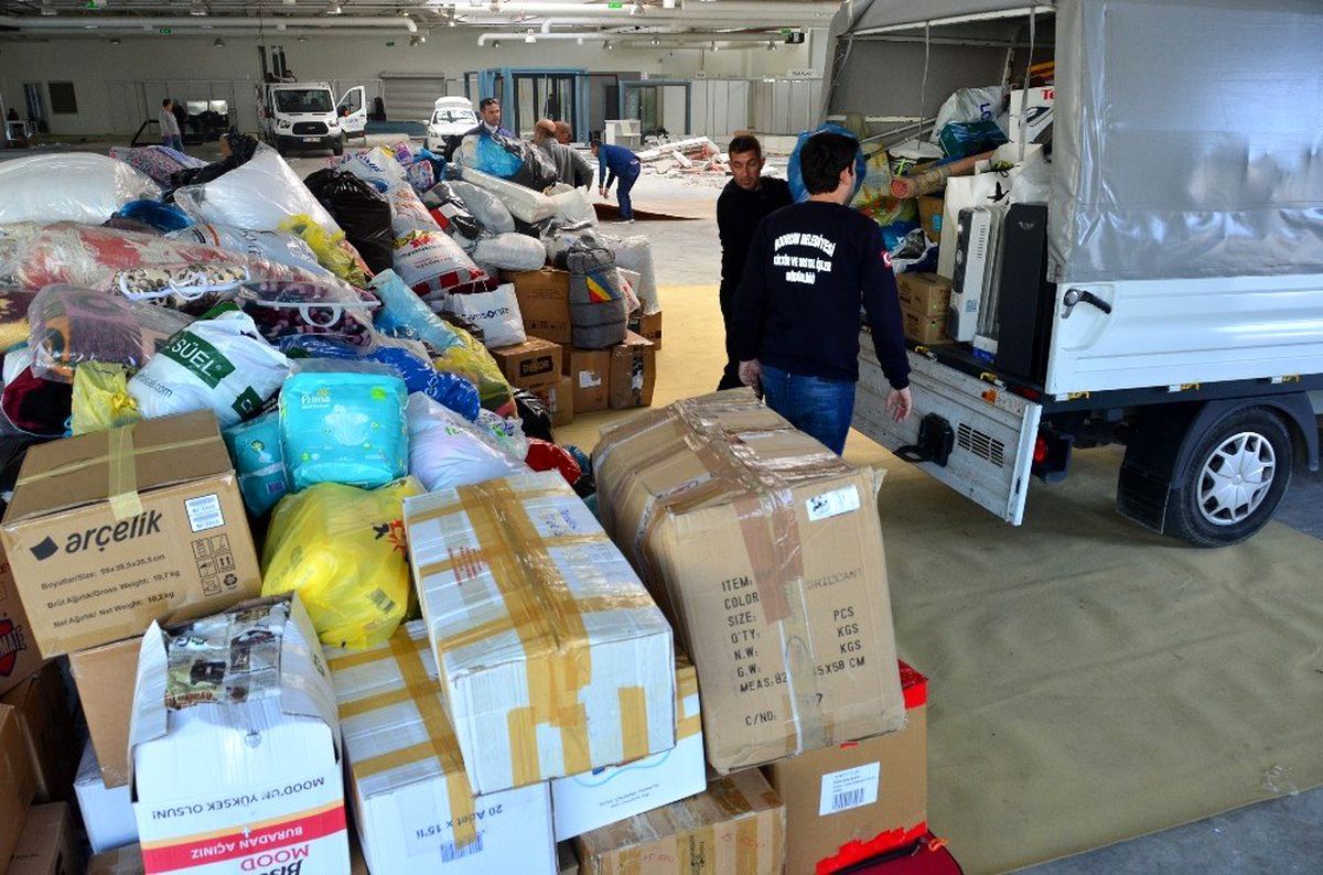 Bodrum iki tır dolusu yardım malzemesini Elazığ\'a uğurladı