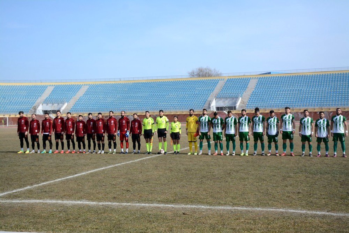 Bölgesel Amatör Lig maçında Elazığ Depremi\'nde hayatını kaybedenler için saygı duruşu