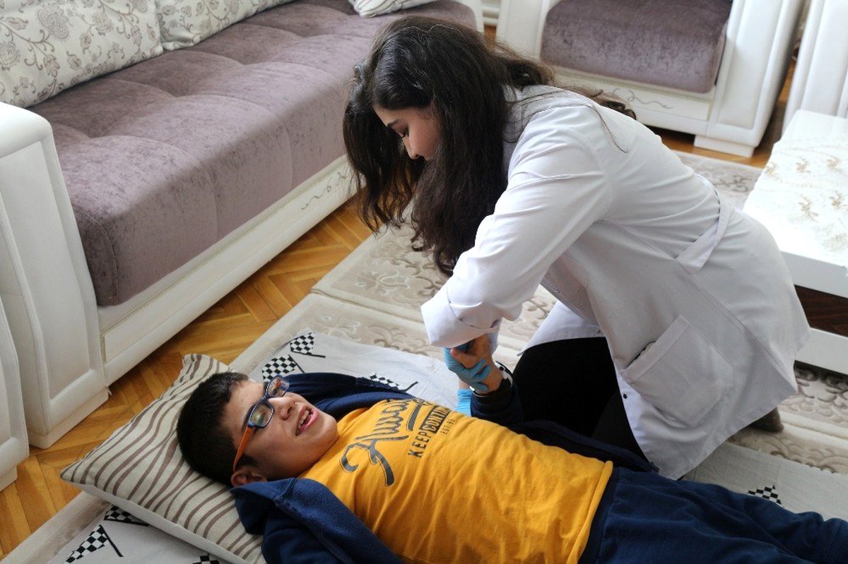 Büyükşehir, evde fizik tedavi hizmetiyle hastaların yardımına koşuyor