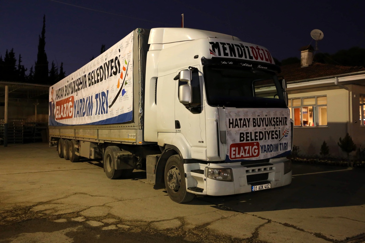 Büyükşehir tır\'ları deprem bölgesine ulaştı