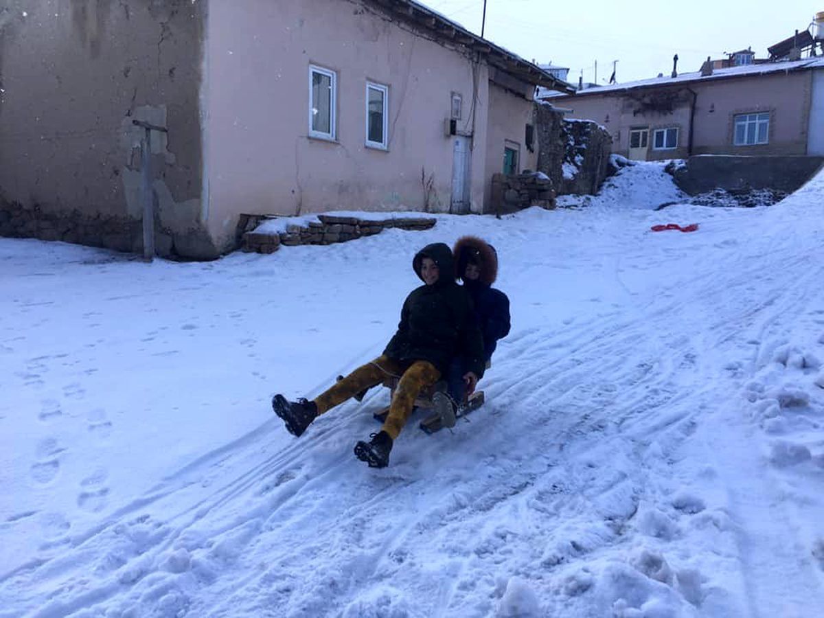Demirözü\'nde çocukların kızak keyfi