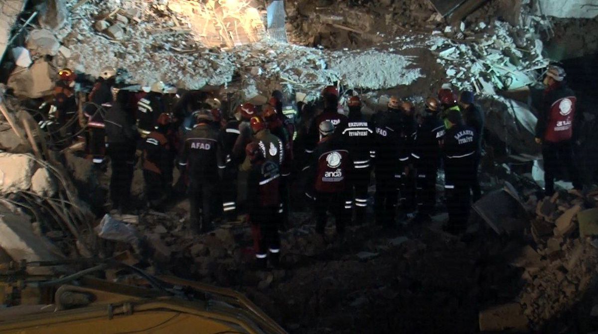 Deprem\'de bir kişinin daha cansız bedenine ulaşıldı